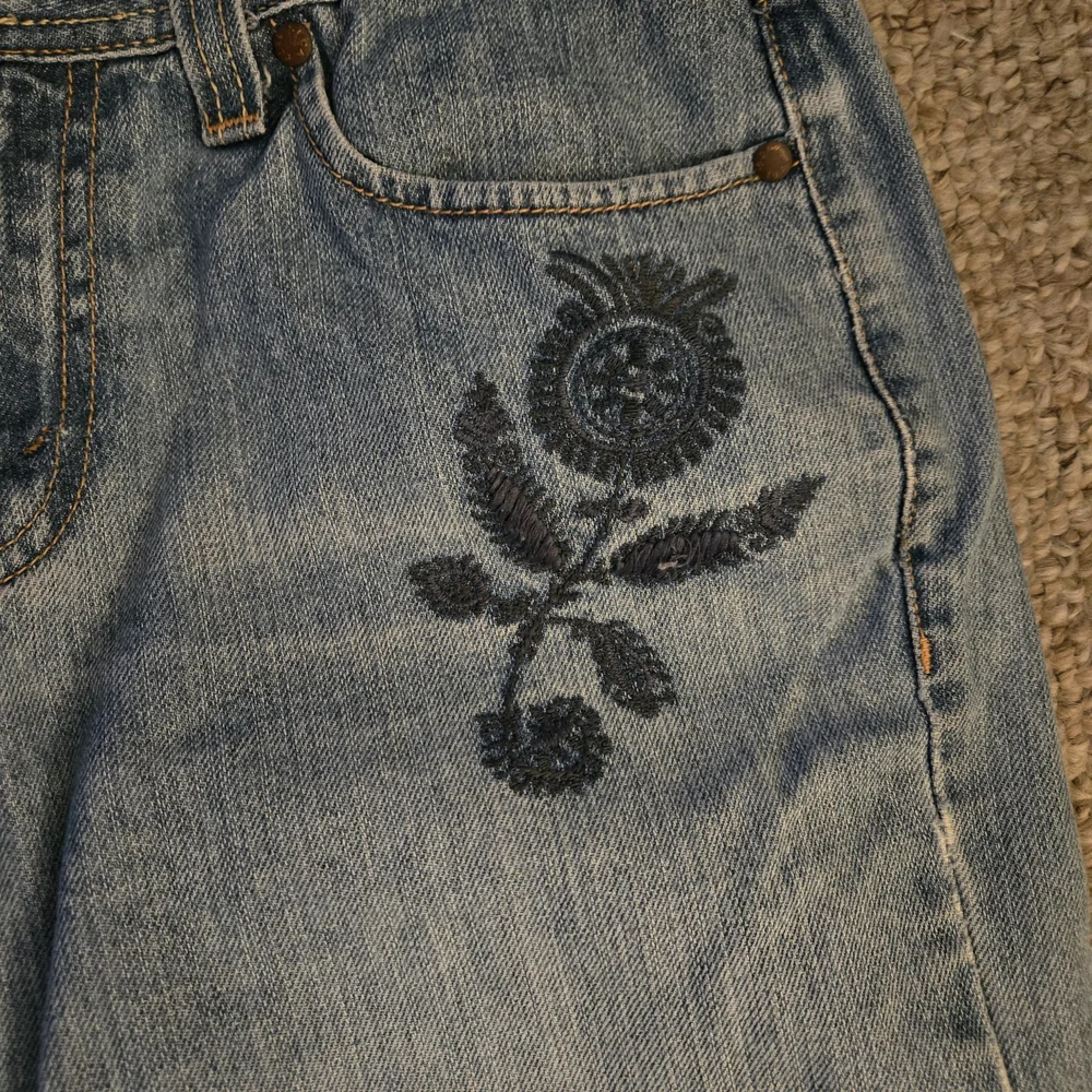 Levi's Light Blue Relaxed Jean Capris with Floral Embroidery - Picture 4 of 9